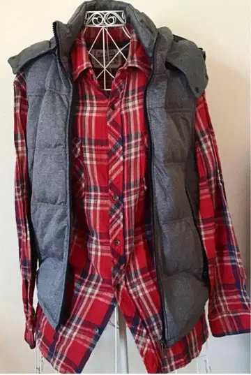 다운 베스트와 체크 셔츠 세트