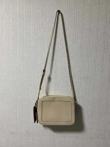 베이지 숄더백 심플한 디자인