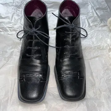 블랙 가죽 레이스업 부츠