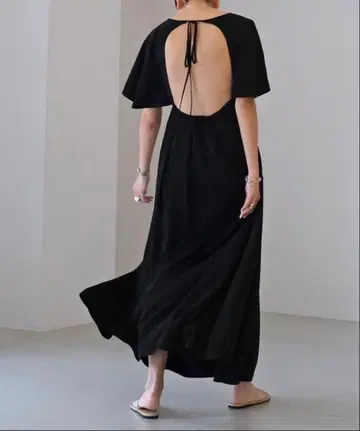 akte 반팔 백 오픈 원피스 블랙