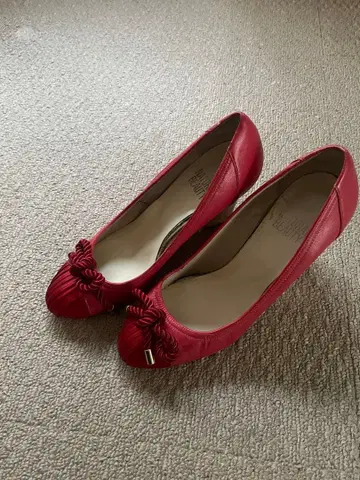 NATURAL BEAUTY 빨간색 리본 포함 웨지힐 펌프스