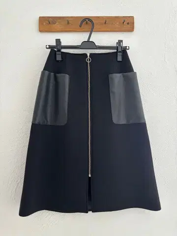 [ NOUQUE ] 미사용 블랙 무릎 기장 사다리꼴 스커트 본딩 M