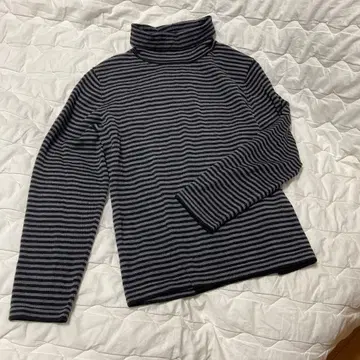 스트라이프 터틀넥 스웨터