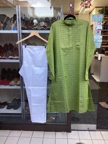 그린 색상의 긴팔 셔츠와 화이트 팬츠 세트