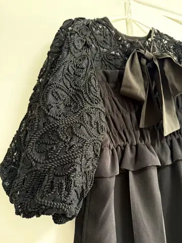 레이스 볼륨 슬리브 블랙 살로펫 파티