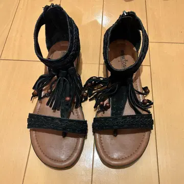MINNETONKA 프린지 블랙 샌들