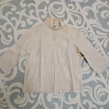 베이지 하이넥 긴팔 상의