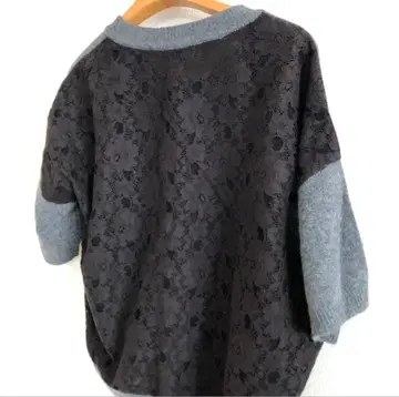 새상품급 아나디스 그레이 반팔 니트 스웨터 등 부분이 꽃무늬 레이스