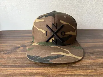 Nixon 야구 모자 카모 패턴