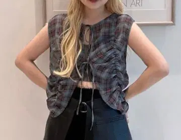 Ray BEAMS / 시어 체크 개더 슬리브리스 블라우스