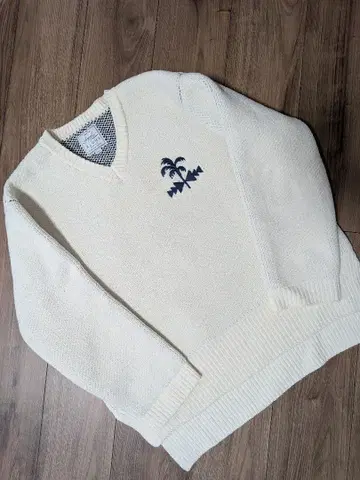 로컬 모션 ALOHA 화이트 V넥 니트