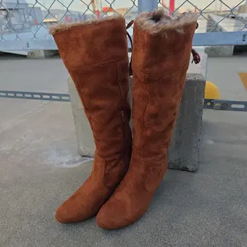 브라운 퍼 달린 롱 부츠