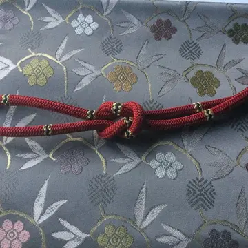 오비끈 팥색에 금색 옷깃 패턴