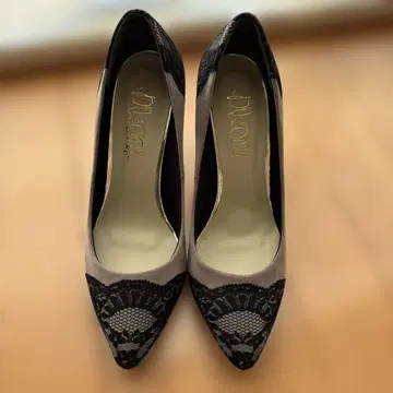 그레이와 블랙의 레이스 하이힐