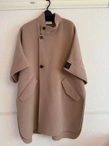 미스 로우 하프 슬리브 코트