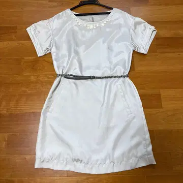 화이트 비즈 장식 원피스