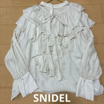 SNIDEL 프릴 긴팔 블라우스 아이보리