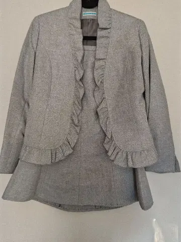 PBS 프릴 장식 그레이 스커트 수트