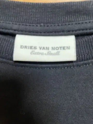 드리스반노튼 롱T셔츠