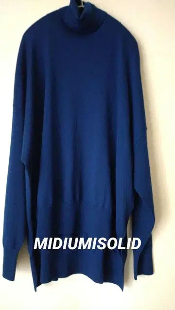 아름다운 블루의 오버 사이즈 롱 터틀넥 스웨터