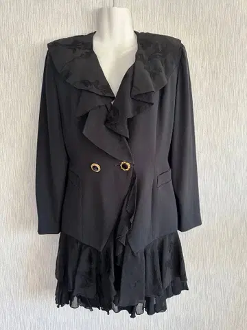 프릴 달린 블랙 자켓과 스커트 셋업 쇼와 레트로