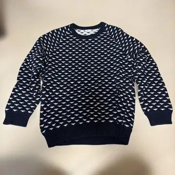 HOMECORE 네이비 트라이앵글 스웨터