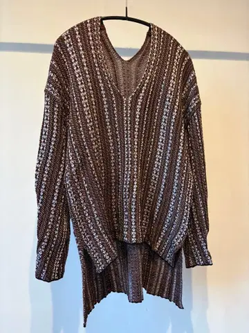 mame 마메쿠로구치 브라운 계열 스트라이프 V넥 니트