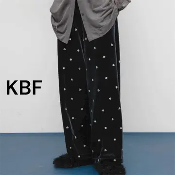 [ 택 포함 새상품 ] KBF 벨로아 이지 팬츠 CCL 자수