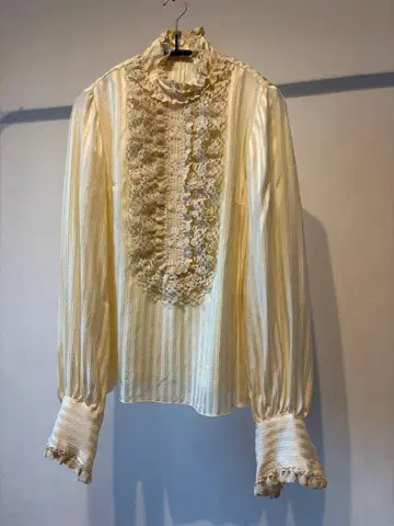 안나수이 레이스 장식 크림색 긴팔 블라우스