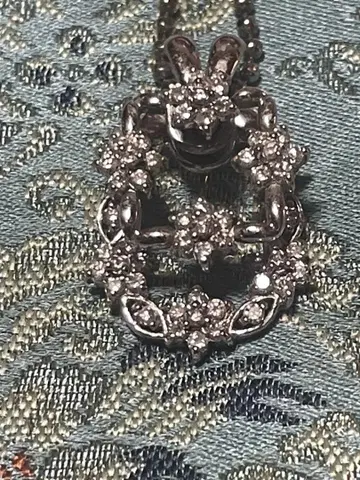 꽃 모티브의 실버 컬러 목걸이