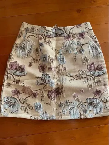 꽃무늬 자수 타이트 스커트