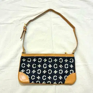 네이비/베이지 로고 패턴 클러치백