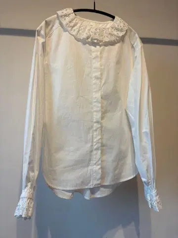 denicher 데니셰 프릴 장식 화이트 코튼 셔츠