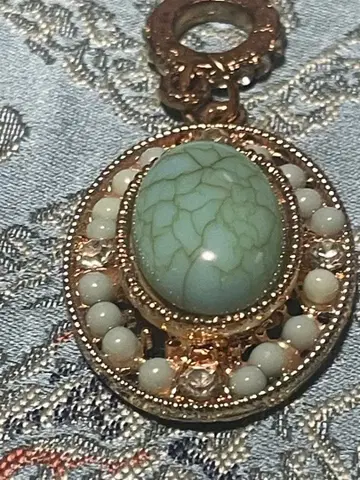 그린 컬러 스톤 장식 펜던트