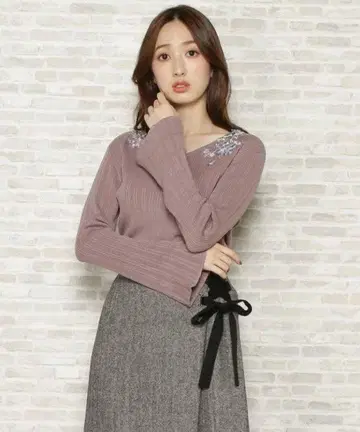 WILLSELECTION 플라워 자수 V넥 리브 니트