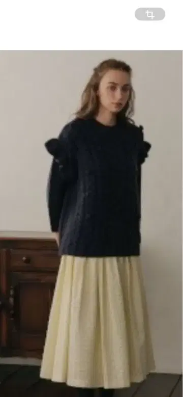 안미누 로우 게이지 프릴 니트 네이비