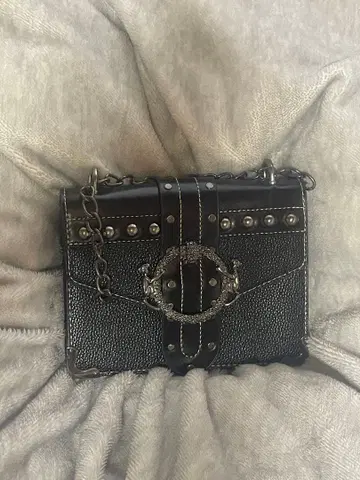 스터드 장식 블랙 숄더백