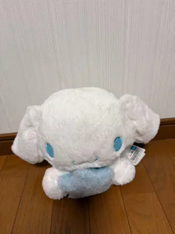 화이트와 스카이블루 봉제 인형