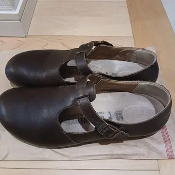 Birkenstock 다크 브라운 스트랩 신발