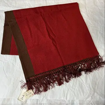 빨간색과 브라운색의 프린지 달린 숄