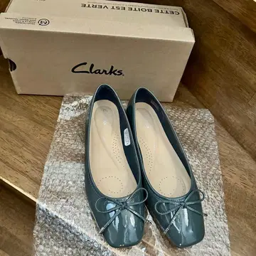 Clarks 그레이 에나멜 발레 슈즈 낮은 힐