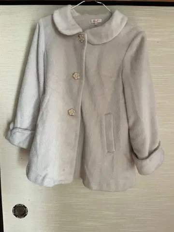 라이트 그레이 코트 꽃 버튼