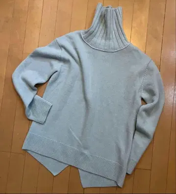 두지엠 클라세 JADE 터틀넥 니트 톤 다운 블루