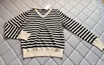 UNTITLED 블랙 화이트 스트라이프 V넥 니트 새상품 M