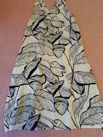 슬리브리스 잎사귀 패턴 무릎 기장 원피스