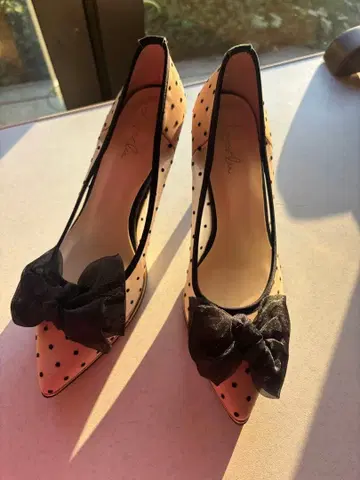 라우나레아 리본 포함 도트 무늬 하이힐 23.5cm