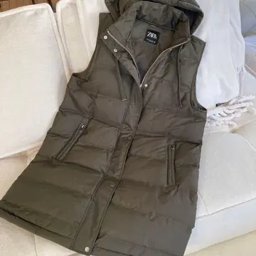컨디션 최상 새상품급 ZARA 후드 부착 롱 다운 베스트 올리브 그린