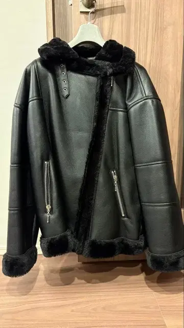 후드 부착 블랙 가죽 자켓