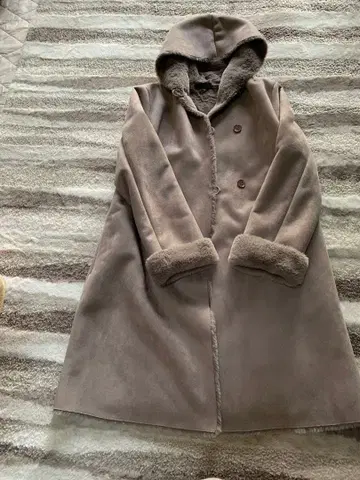 베이지 후드 부착 페이크 무스탕 코트