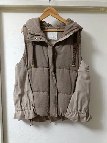 후드 부착 베스트 모카